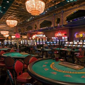 Tangkapan layar antarmuka aplikasi dengan tab sportsbook, slot dan kasino